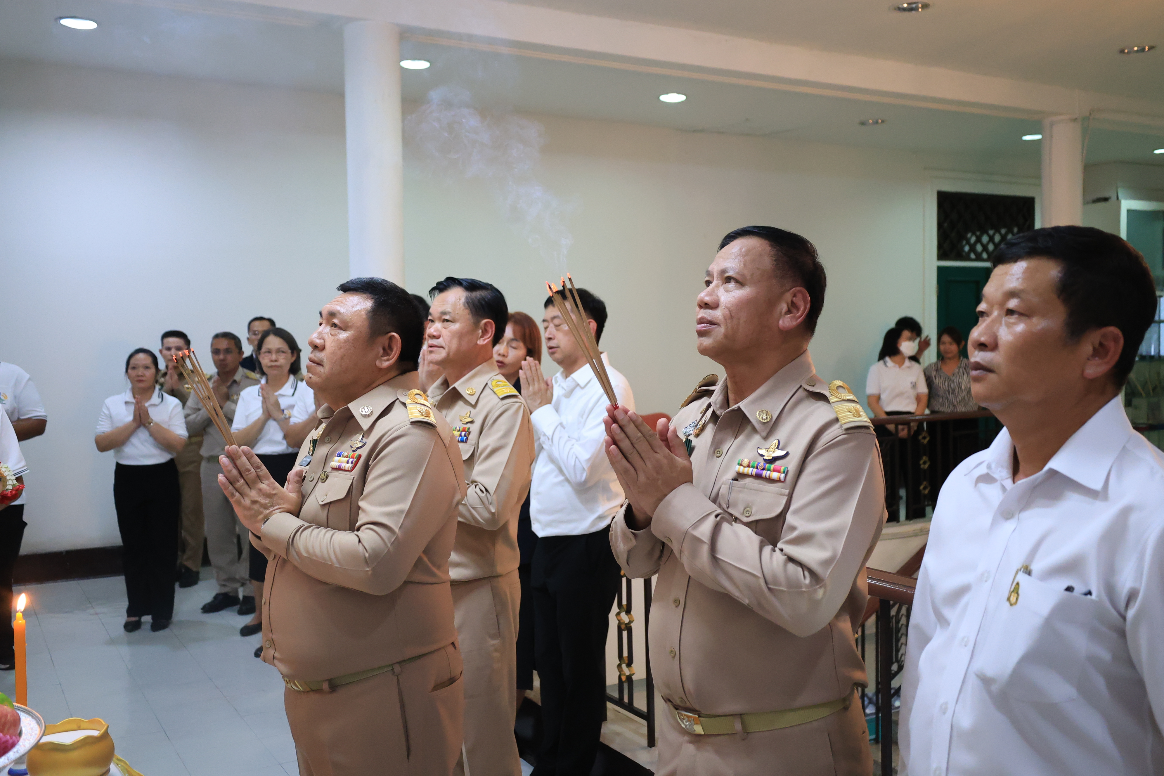 title - เลขาธิการ ส.ป.ก. และผู้เกษียณอายุราชการ สักการะสิ่งศักดิ์สิทธิ์ประจำ กระทรวงเกษตรและสหกรณ์ และ สำนักงานการปฏิรูปที่ดินเพื่อเกษตรกรรม เนื่องในโอกาสเกษียณอายุราชการ